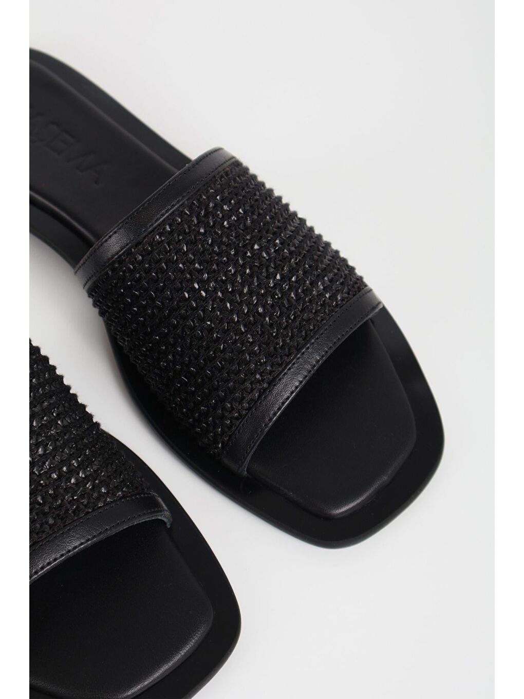 Kadın Hasır Detaylı Siyah Terlik 110-15-5