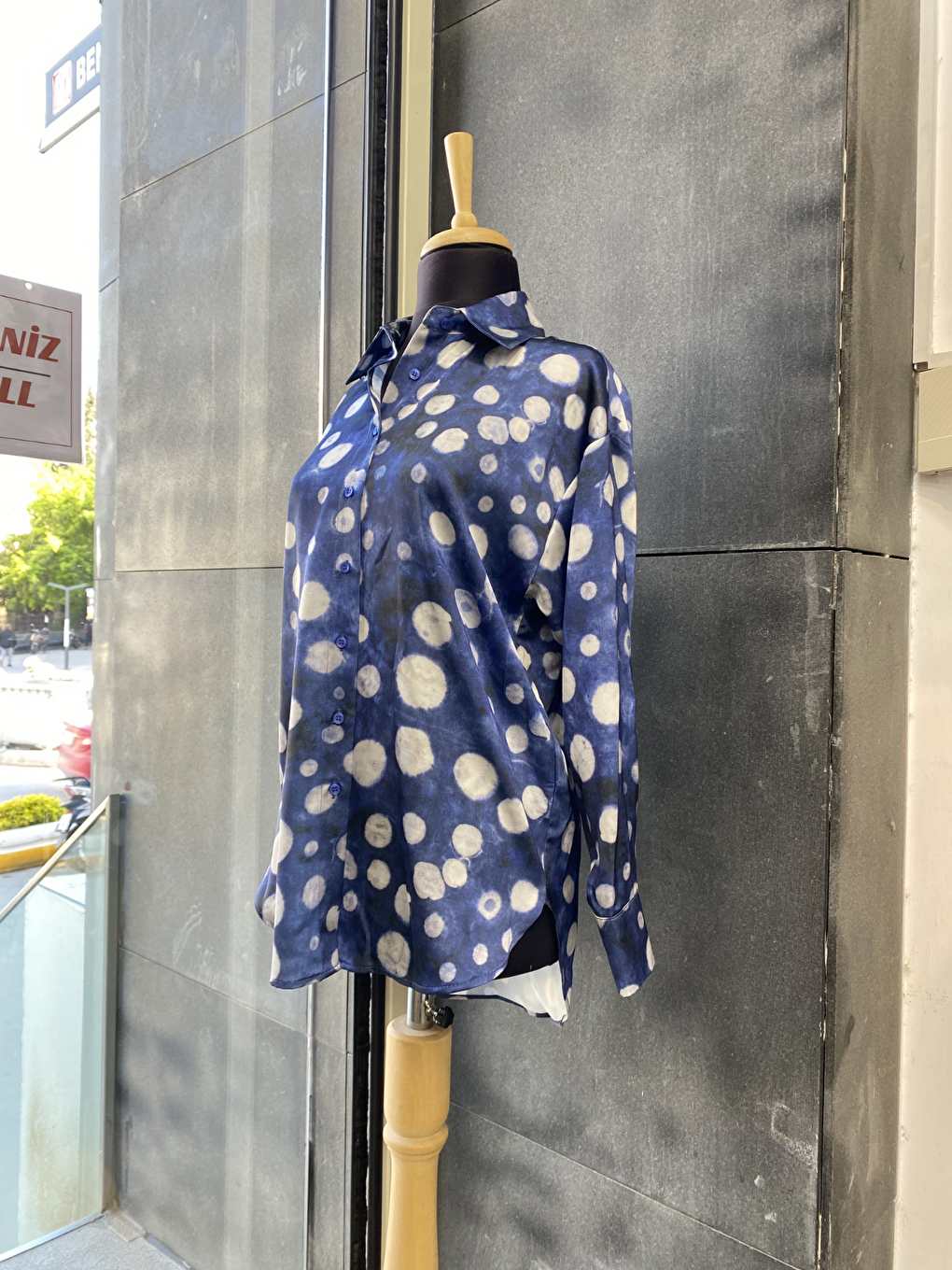 Lacivert Oversize Kalıp Batik Desenli Puantiyeli Saten Gömlek-3