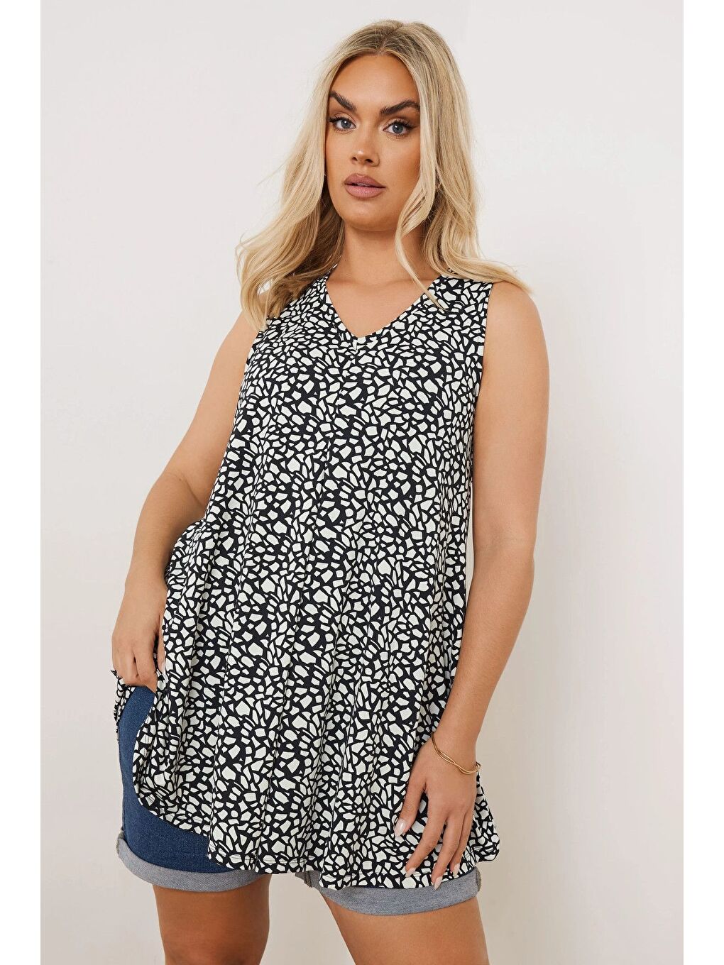 Siyah Büyük Beden V Yaka Sıfır Kol Eteği Bollaşan Desenli Bluz 304029