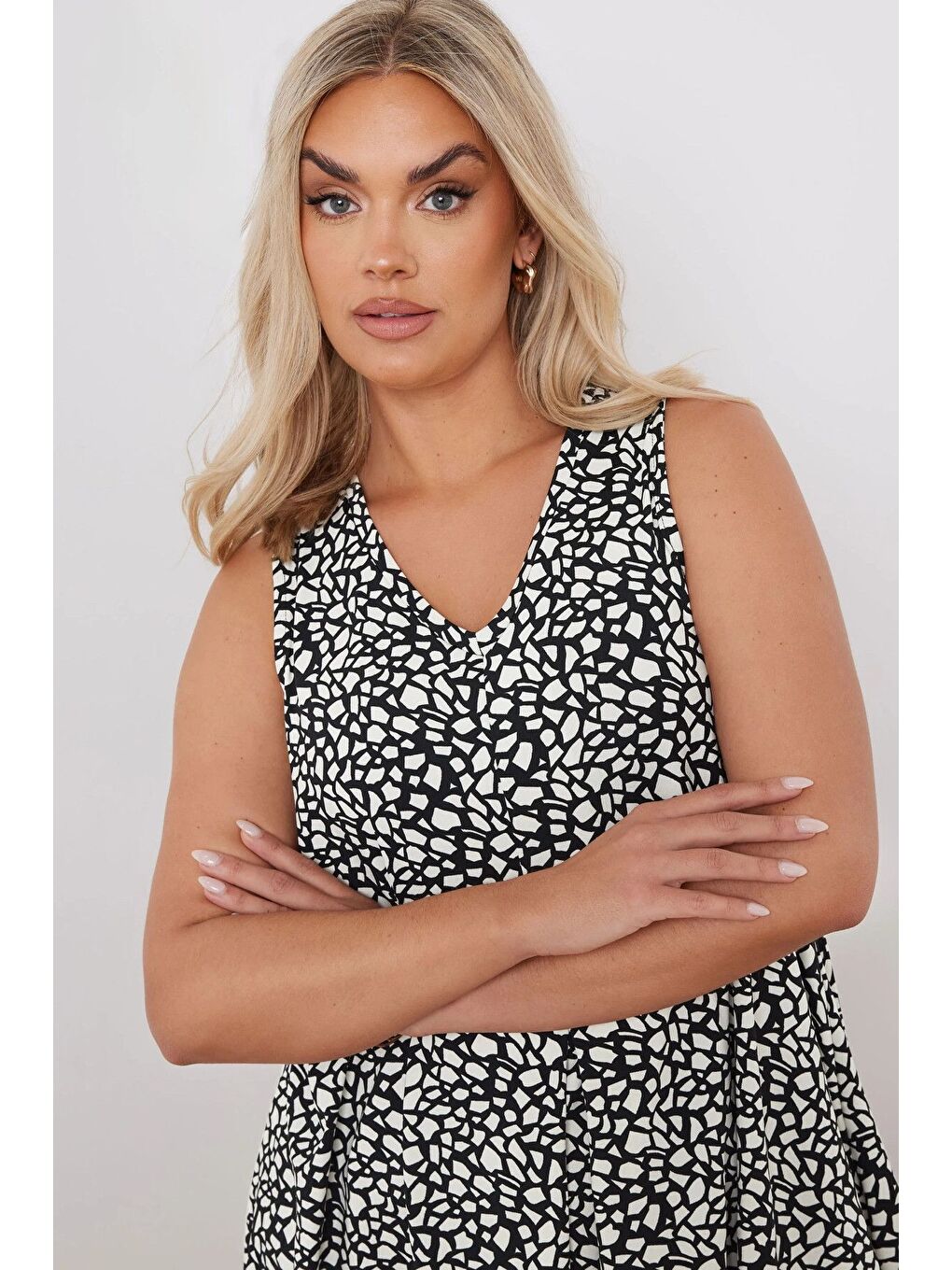 Siyah Büyük Beden V Yaka Sıfır Kol Eteği Bollaşan Desenli Bluz 304029-1