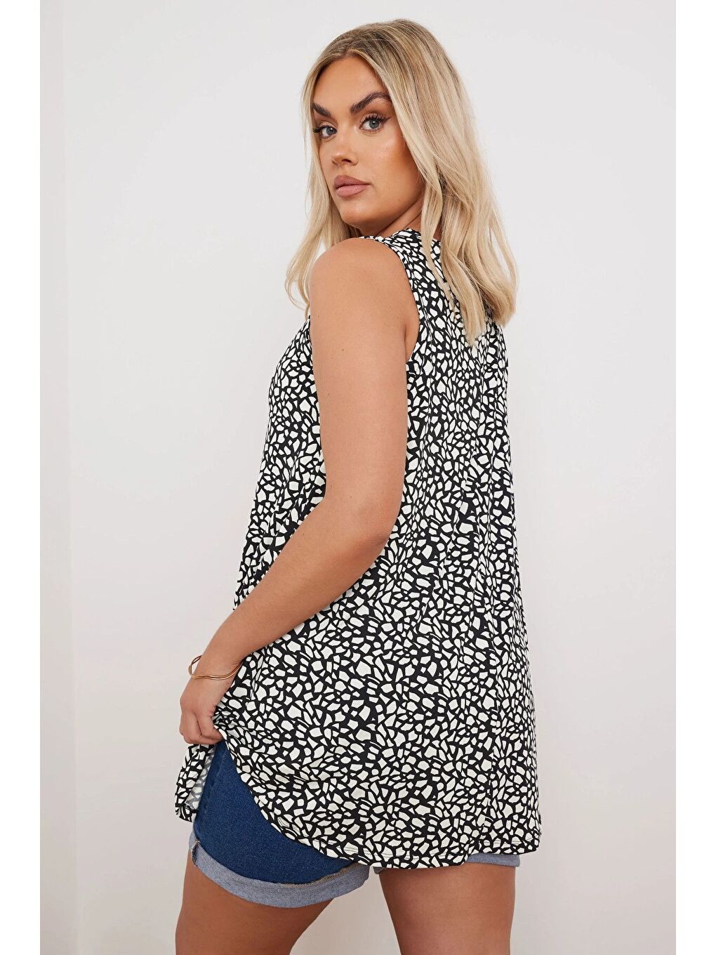 Siyah Büyük Beden V Yaka Sıfır Kol Eteği Bollaşan Desenli Bluz 304029-4