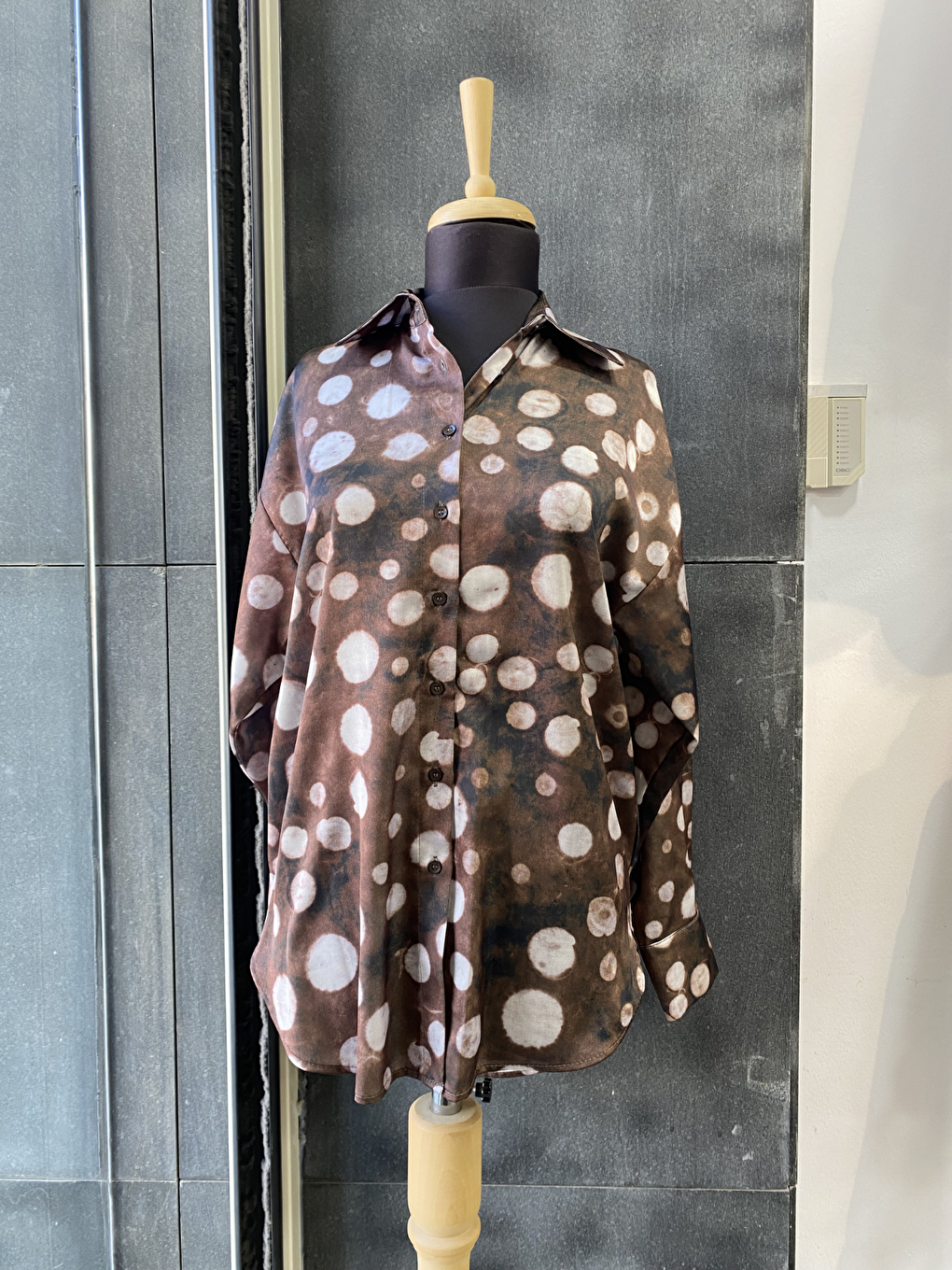 Kahverengi Oversize Kalıp Batik Desenli Puantiyeli Saten Gömlek-4