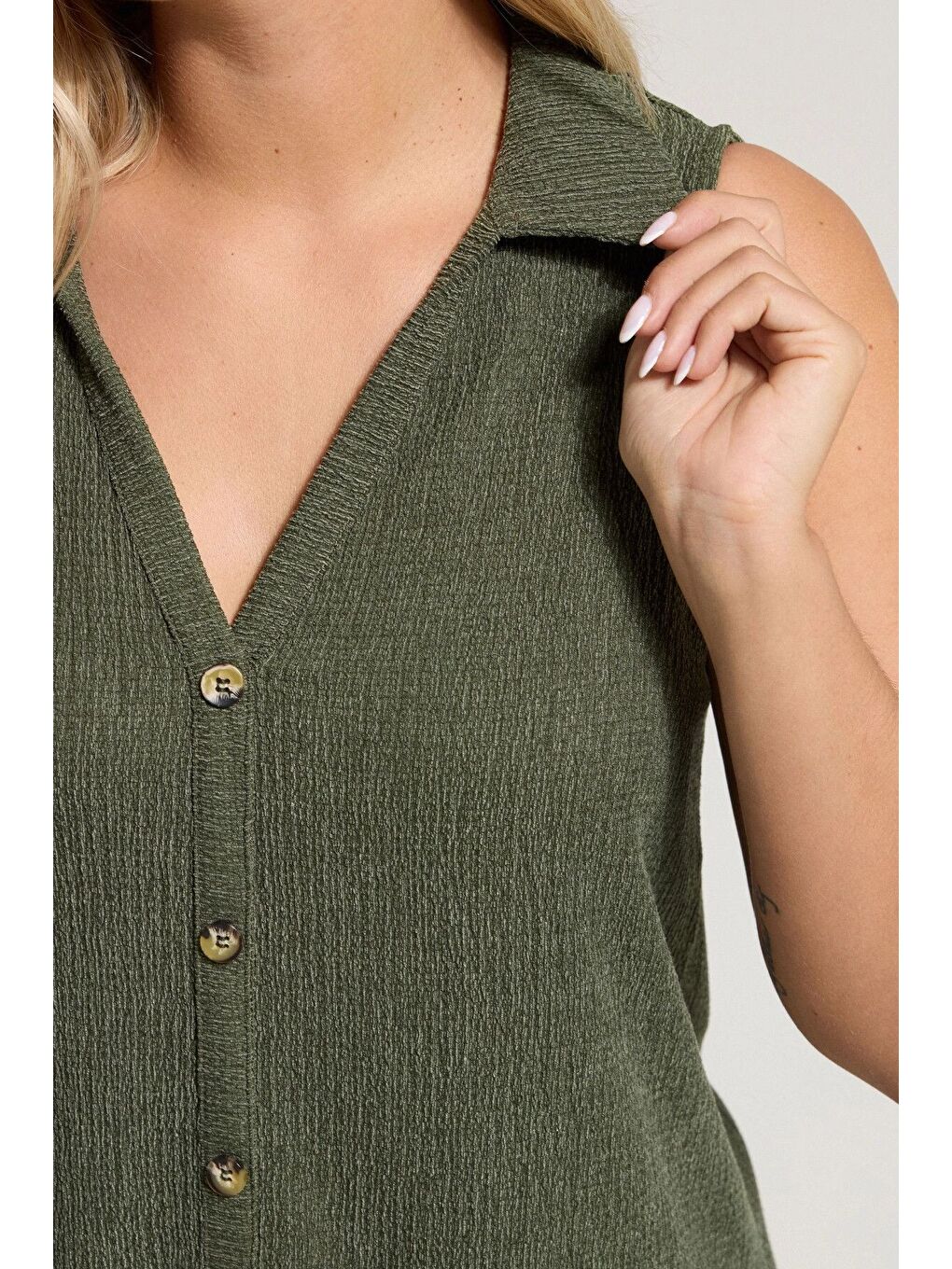 Haki Büyük Beden V Yaka Sıfır Kol Önü Düğmeli Esnek Gömlek 322691-3