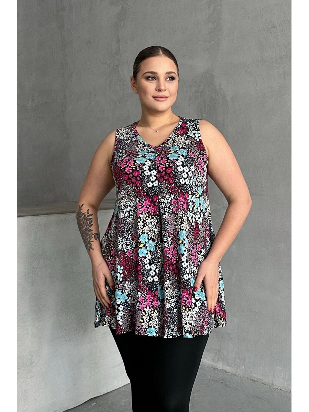 Karışık Büyük Beden V Yaka Sıfır Kol Çiçek Desenli Bluz 302261-1