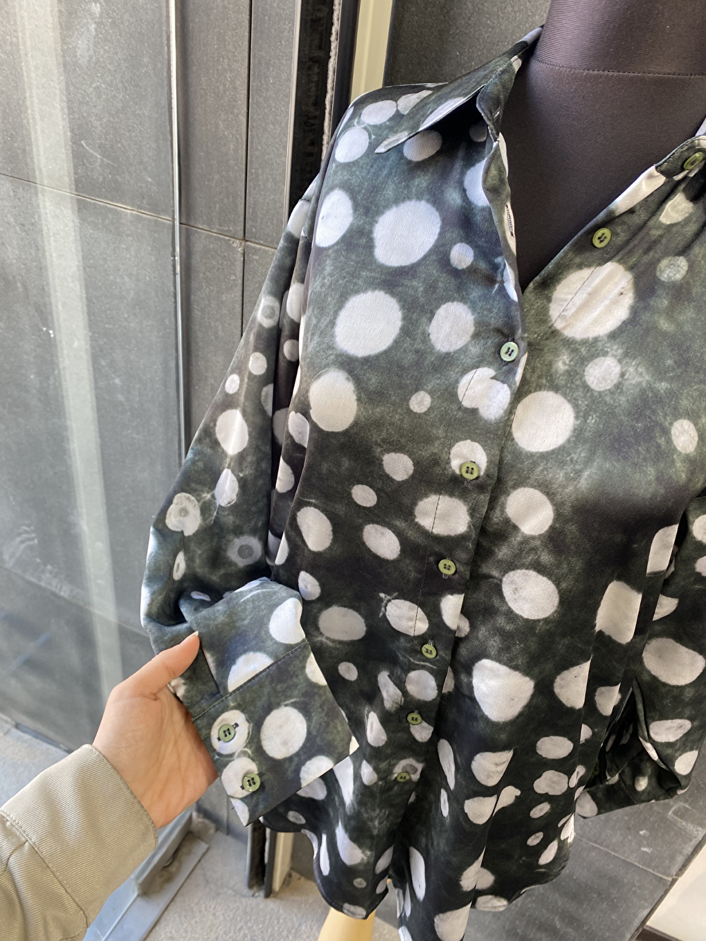 Haki Oversize Kalıp Batik Desenli Puantiyeli Saten Gömlek-4