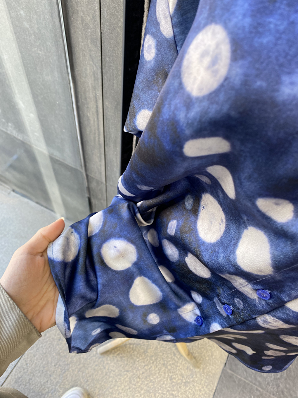 Lacivert Oversize Kalıp Batik Desenli Puantiyeli Saten Gömlek-4