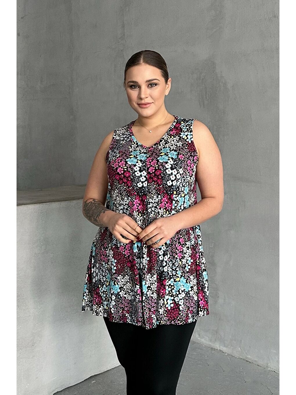 Karışık Büyük Beden V Yaka Sıfır Kol Çiçek Desenli Bluz 302261-3