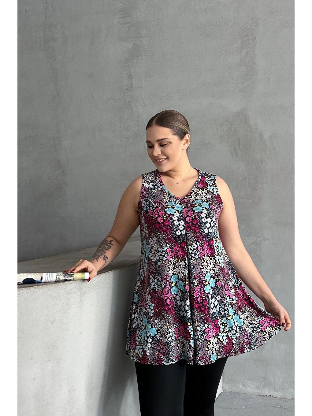 Karışık Büyük Beden V Yaka Sıfır Kol Çiçek Desenli Bluz 302261-4