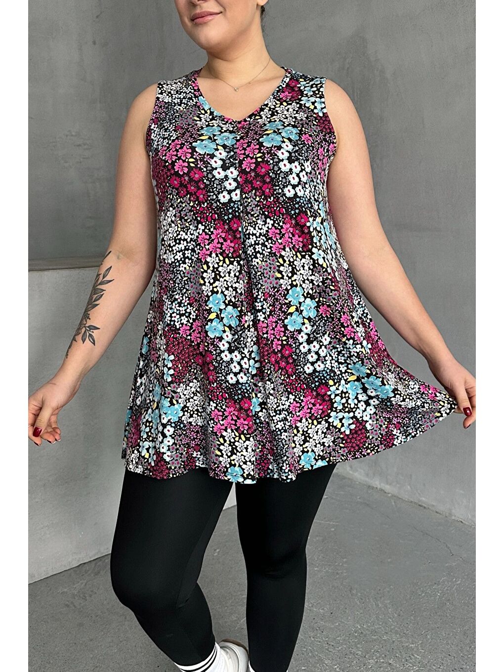 Karışık Büyük Beden V Yaka Sıfır Kol Çiçek Desenli Bluz 302261-5