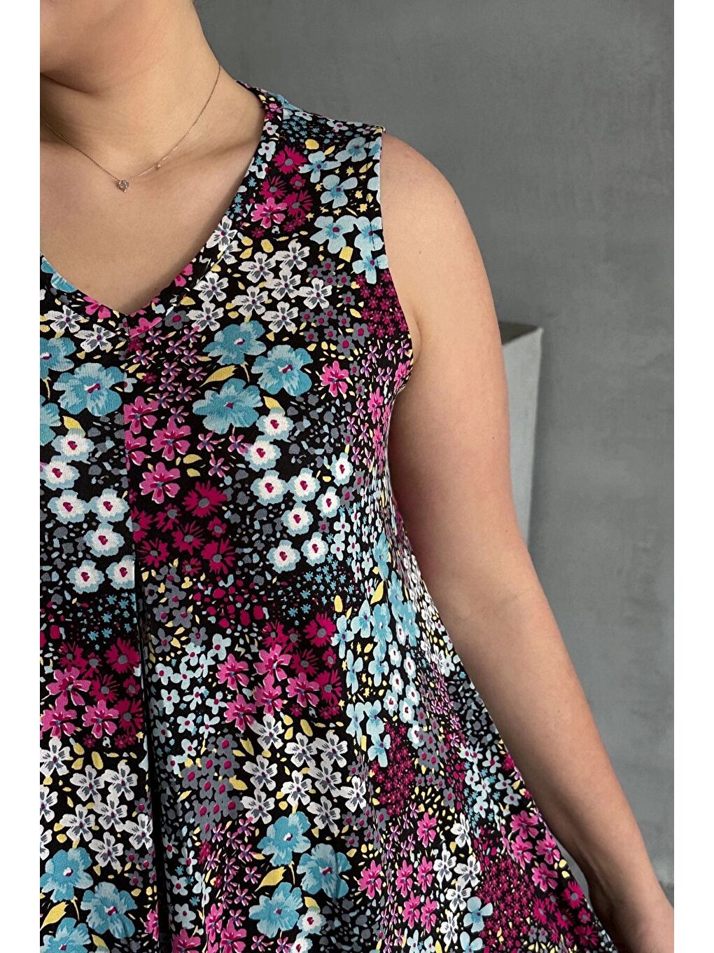 Karışık Büyük Beden V Yaka Sıfır Kol Çiçek Desenli Bluz 302261-6