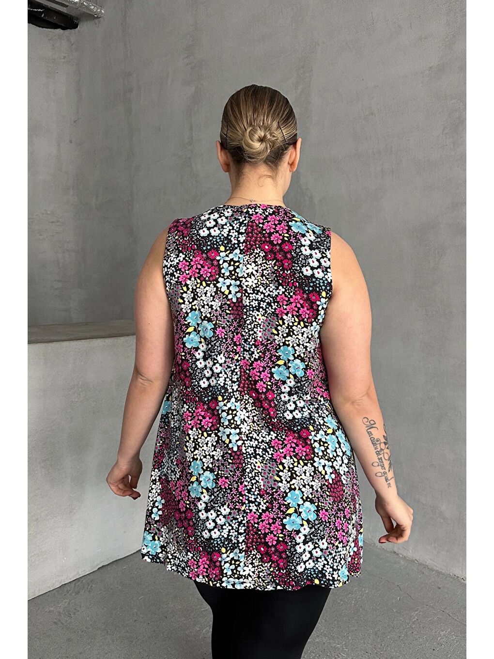 Karışık Büyük Beden V Yaka Sıfır Kol Çiçek Desenli Bluz 302261-7