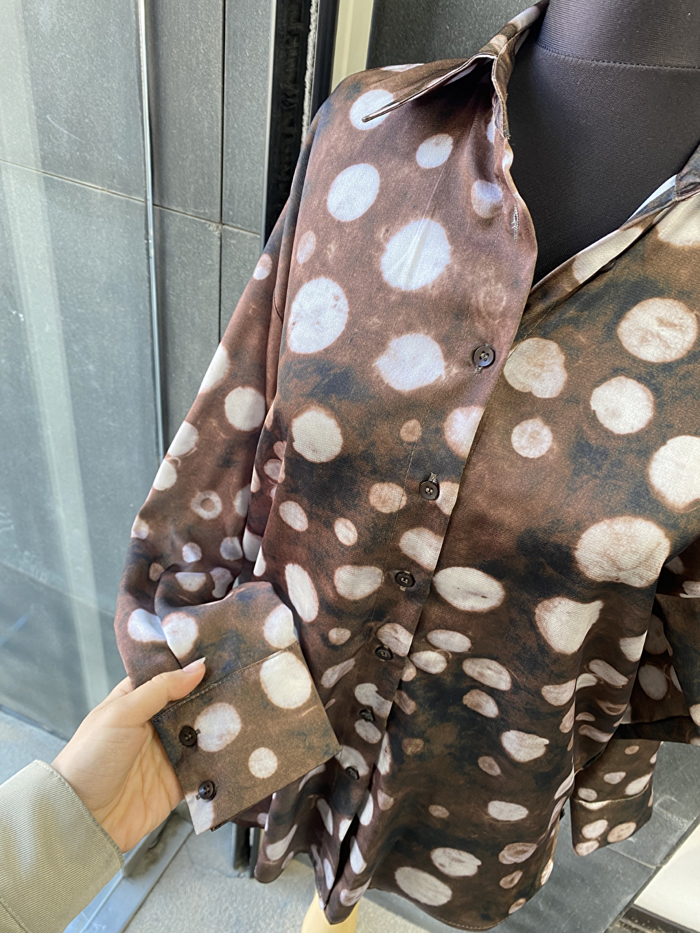 Kahverengi Oversize Kalıp Batik Desenli Puantiyeli Saten Gömlek-5