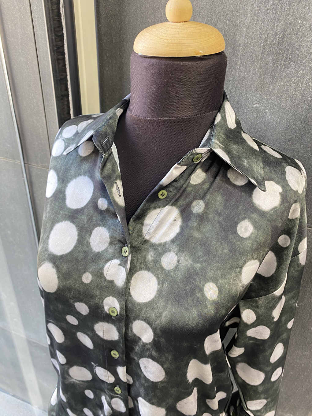 Haki Oversize Kalıp Batik Desenli Puantiyeli Saten Gömlek-5