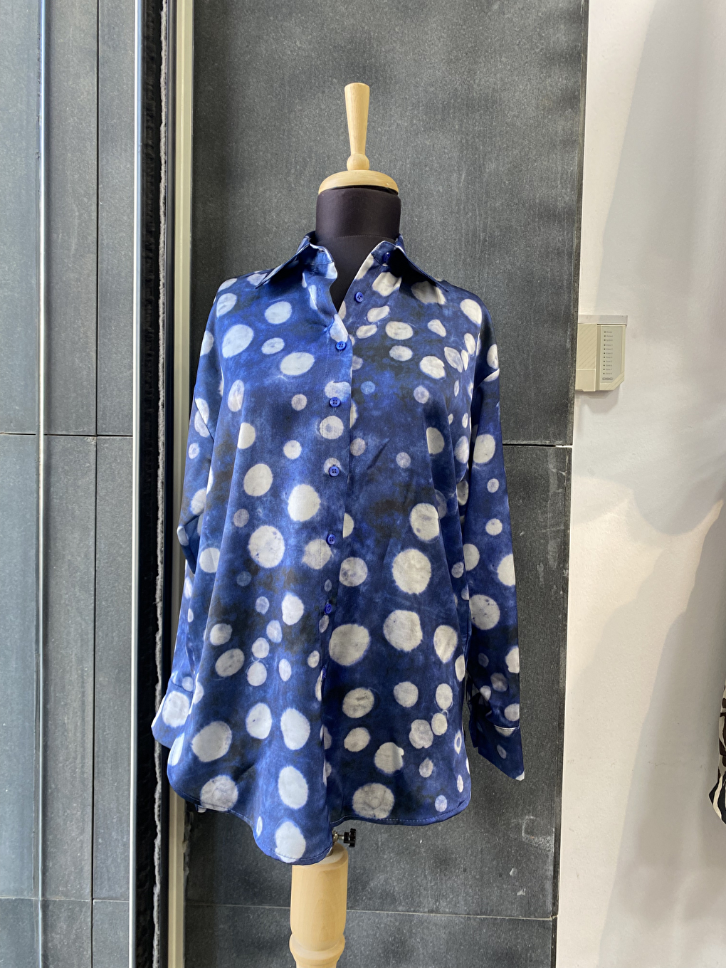 Lacivert Oversize Kalıp Batik Desenli Puantiyeli Saten Gömlek-5