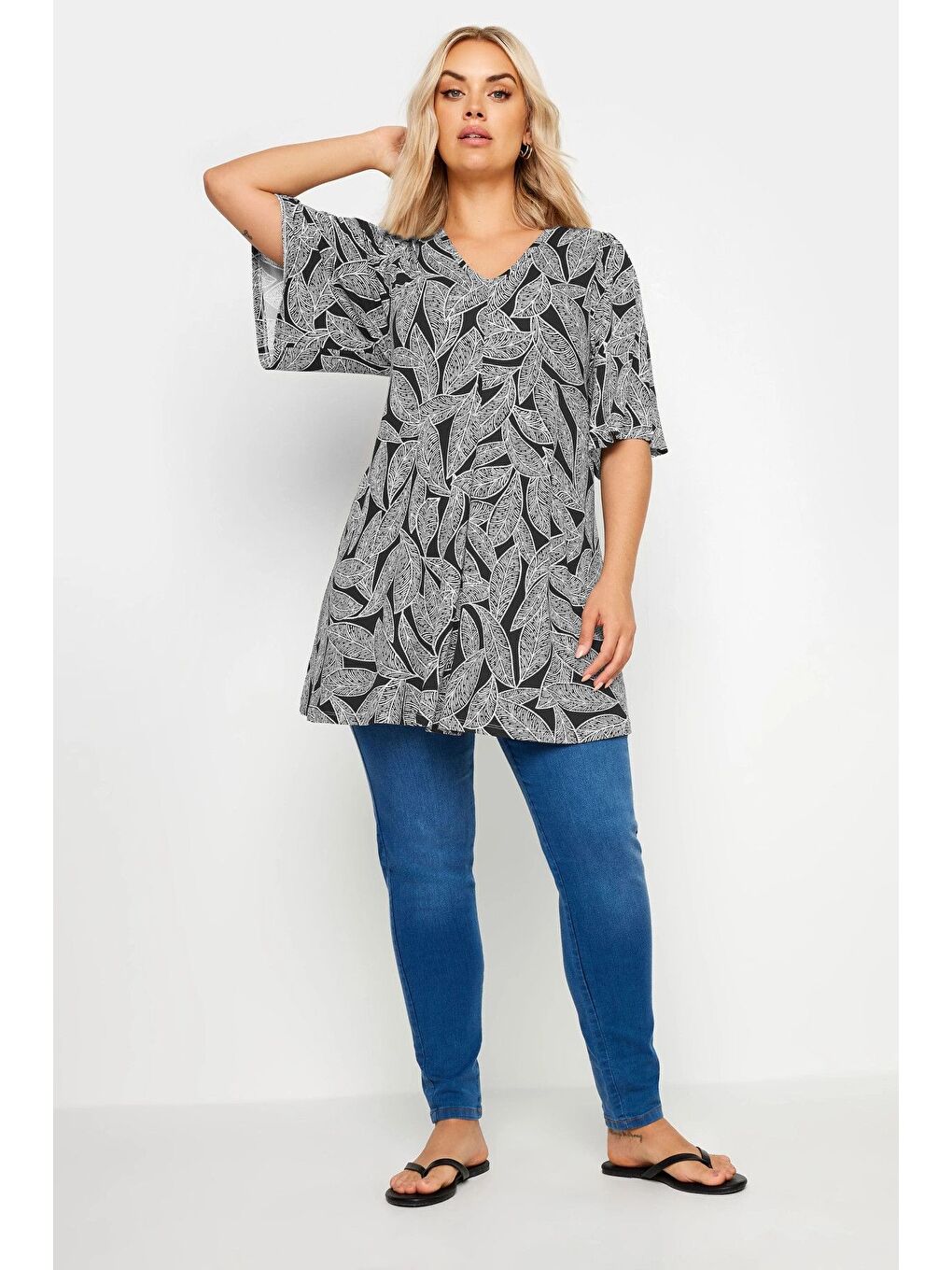Siyah Büyük Beden V Yaka Desenli Asimetrik Kesim Elastanlı Bluz 321765-1