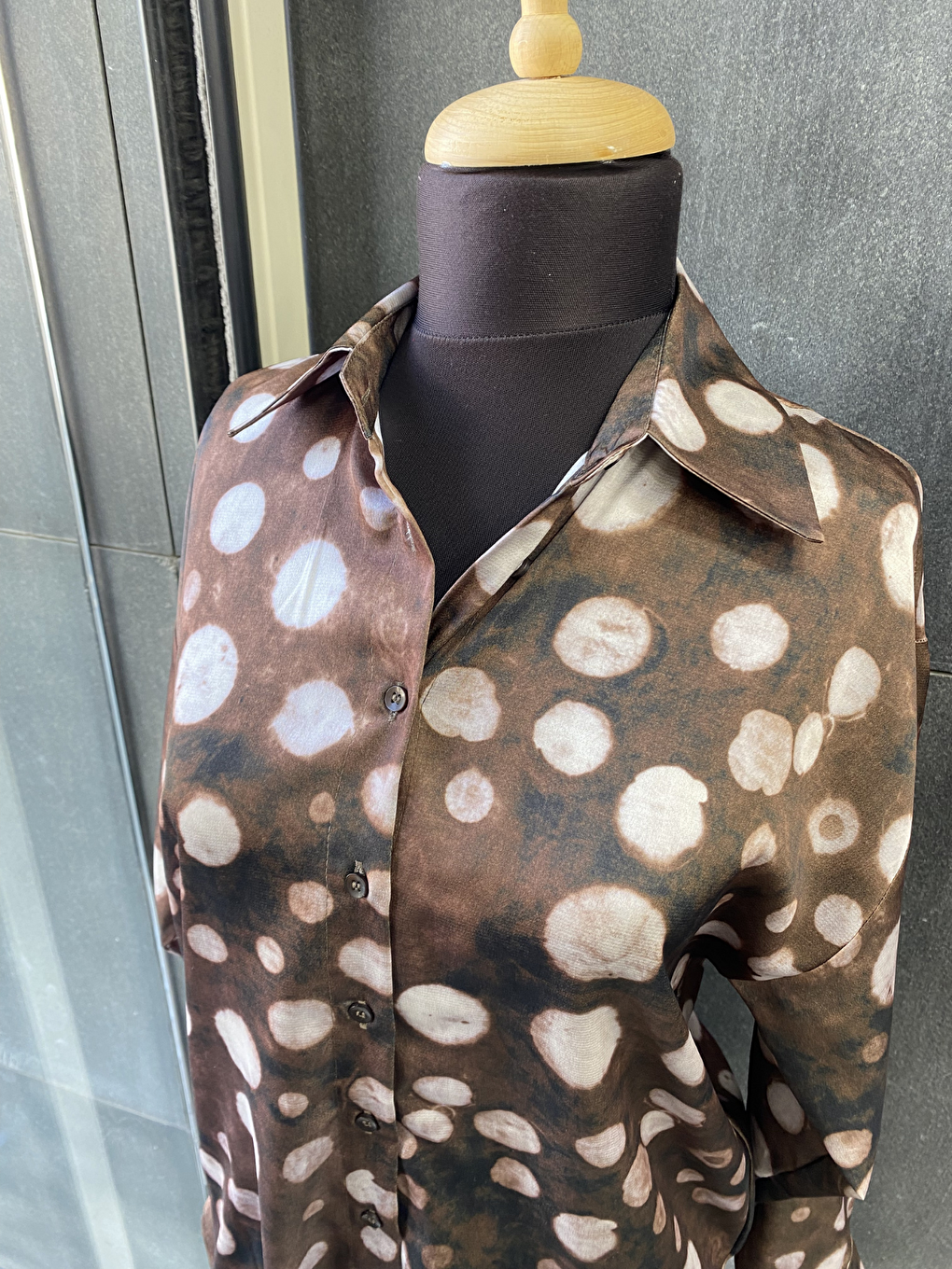 Kahverengi Oversize Kalıp Batik Desenli Puantiyeli Saten Gömlek-6