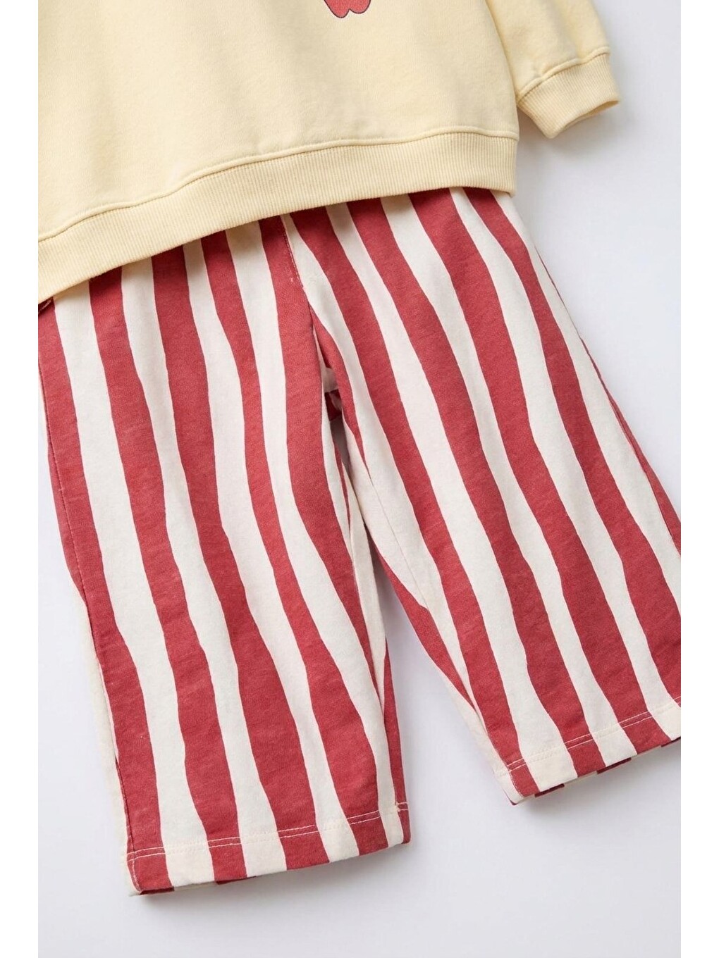Karışık Erkek Çocuk Baskılı Sarı Sweatshirt Ve Kırmızı Çizgili Eşofman Takımı-1