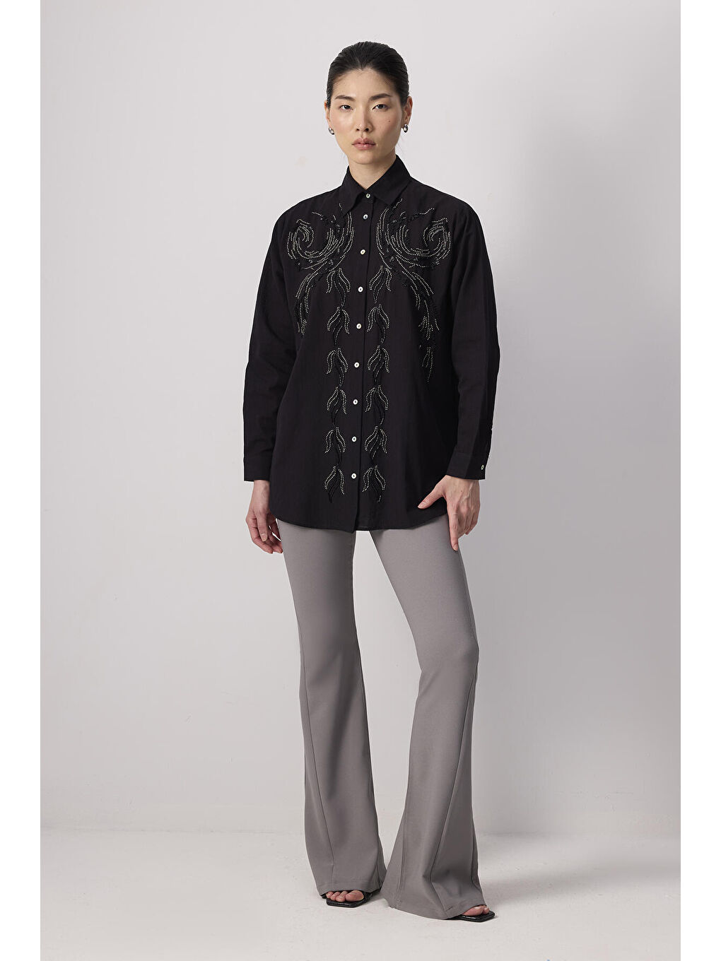 Siyah %100 Pamuklu Boncuk İşlemeli Gömlek