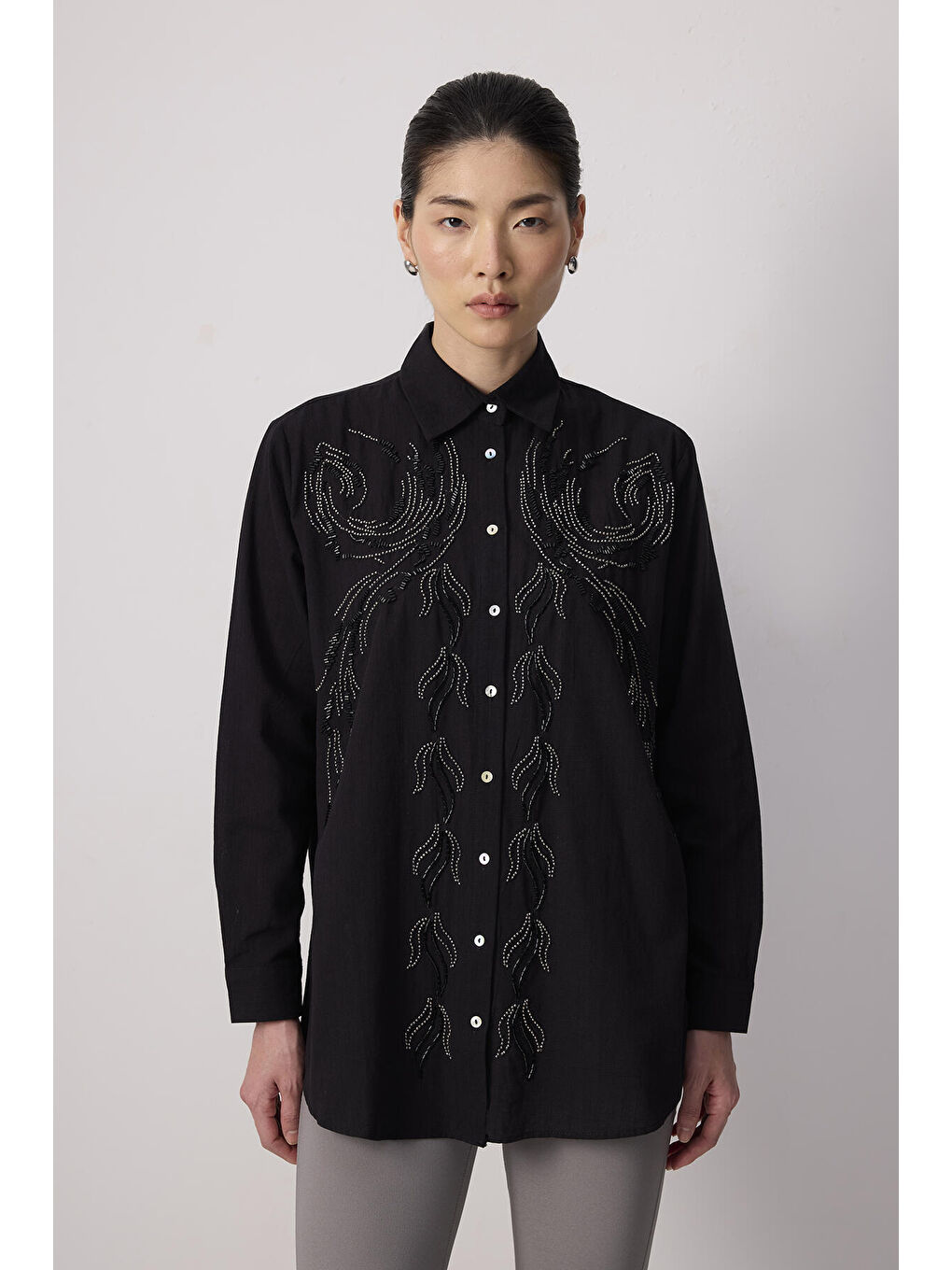 Siyah %100 Pamuklu Boncuk İşlemeli Gömlek-1