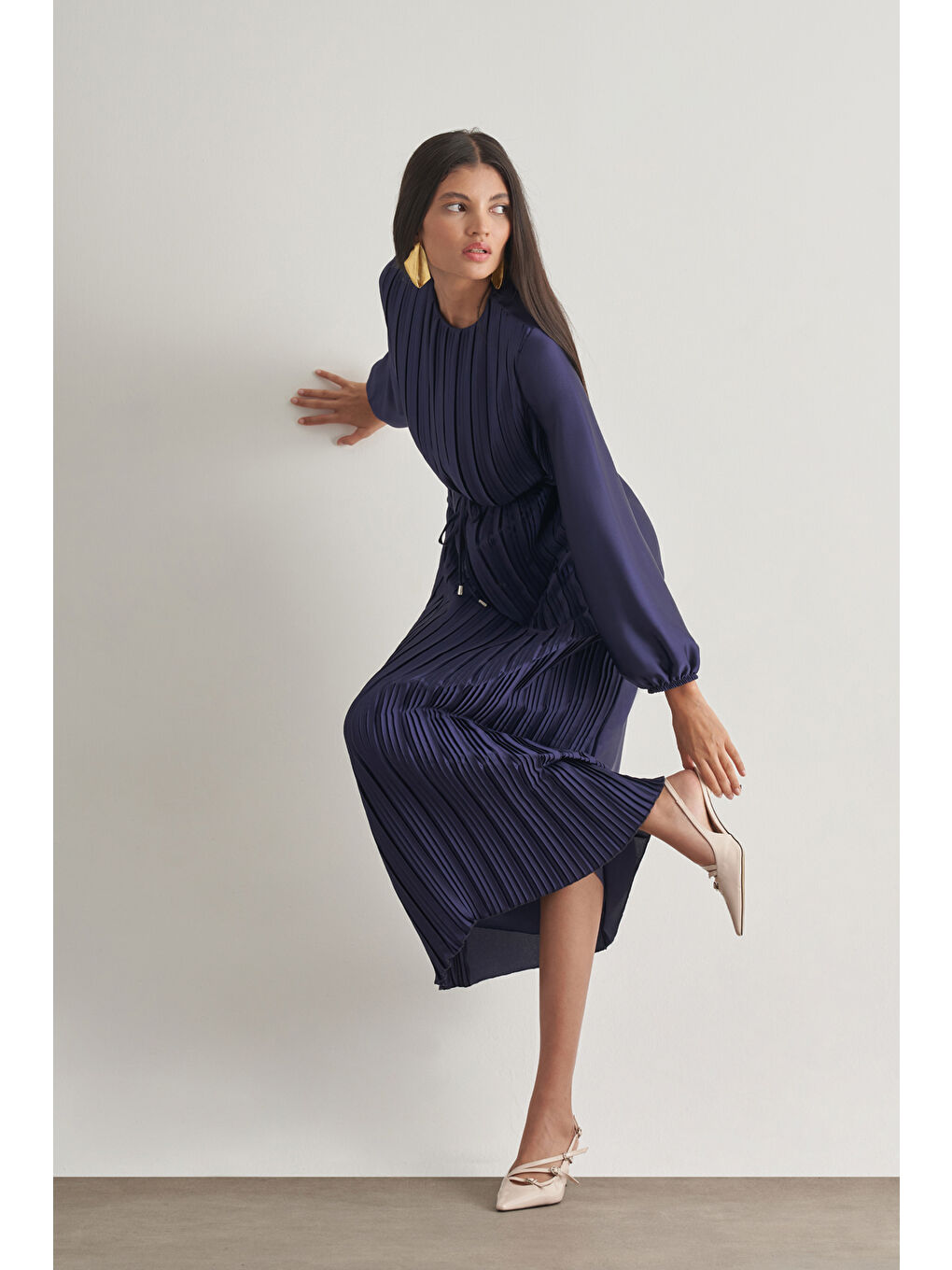 Saten Dokulu İnce Piliseli Lacivert Maksi Elbise-1