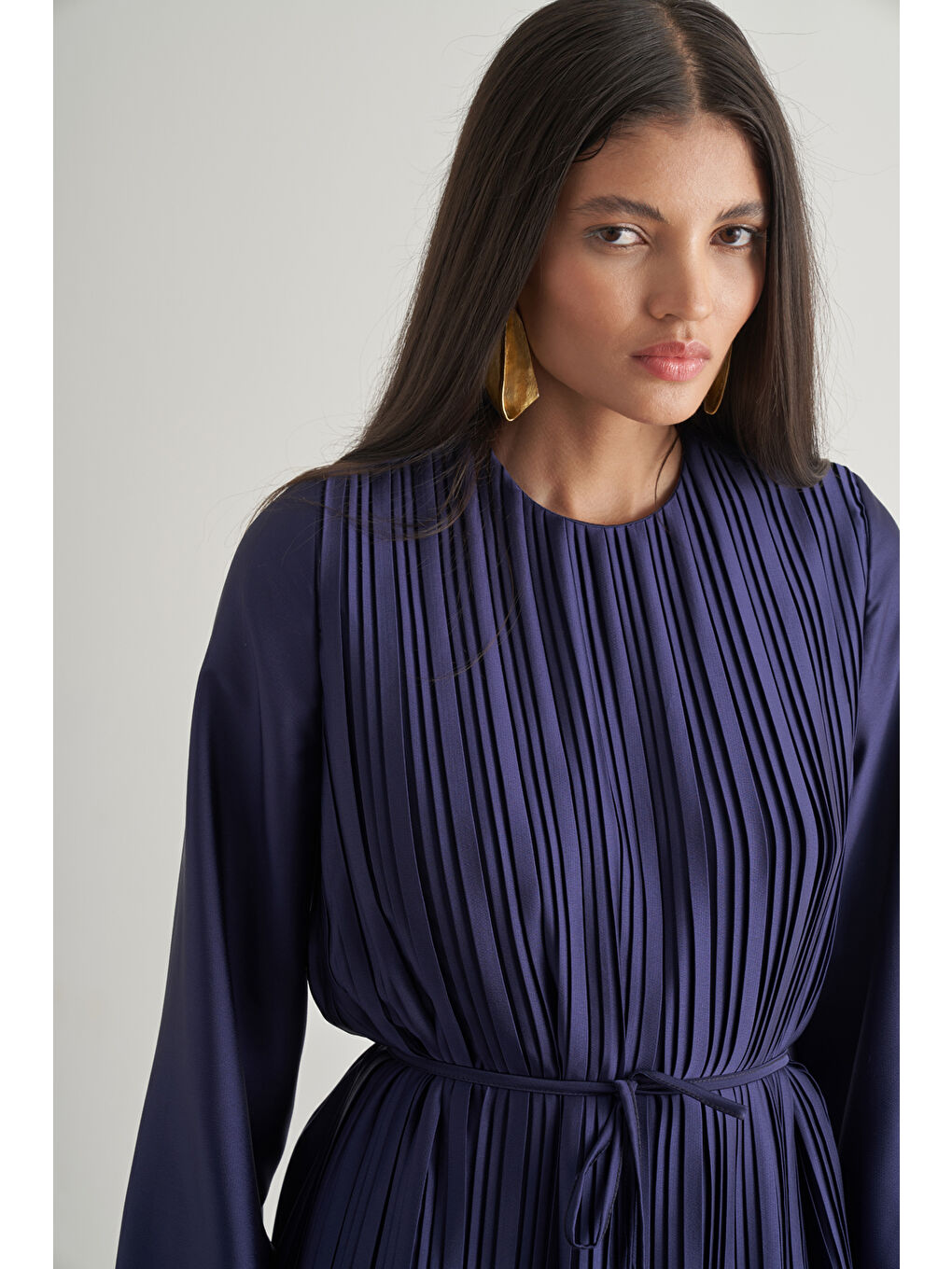 Saten Dokulu İnce Piliseli Lacivert Maksi Elbise-3