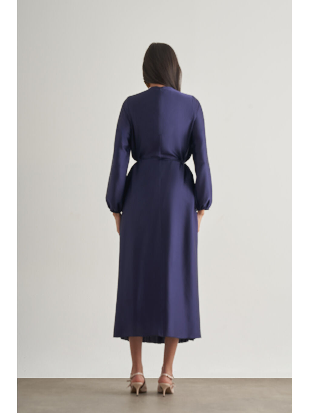 Saten Dokulu İnce Piliseli Lacivert Maksi Elbise-4