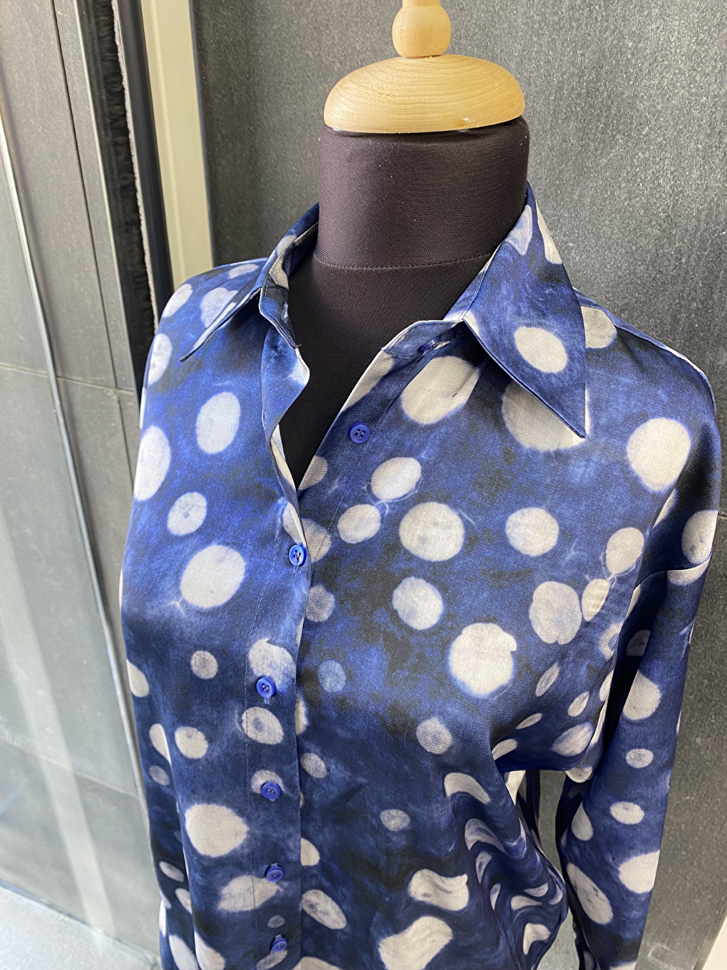 Lacivert Oversize Kalıp Batik Desenli Puantiyeli Saten Gömlek-7