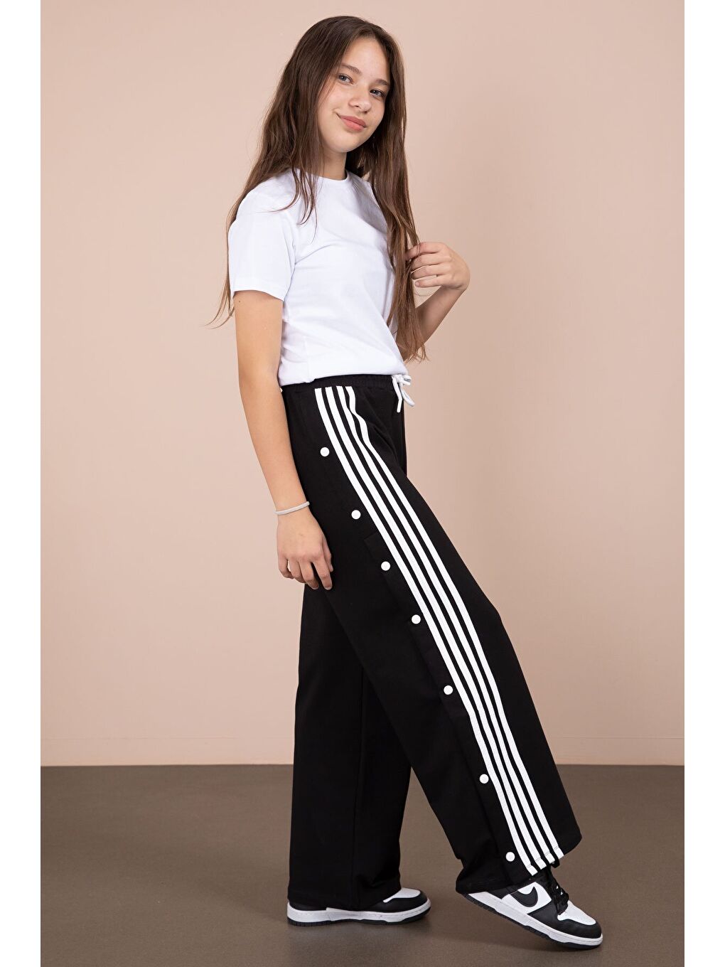 Siyah Şeritli Çıtçıt Kapama Geniş Paça Kız Çocuk Beli Lastikli Eşofman Altı 23281-1