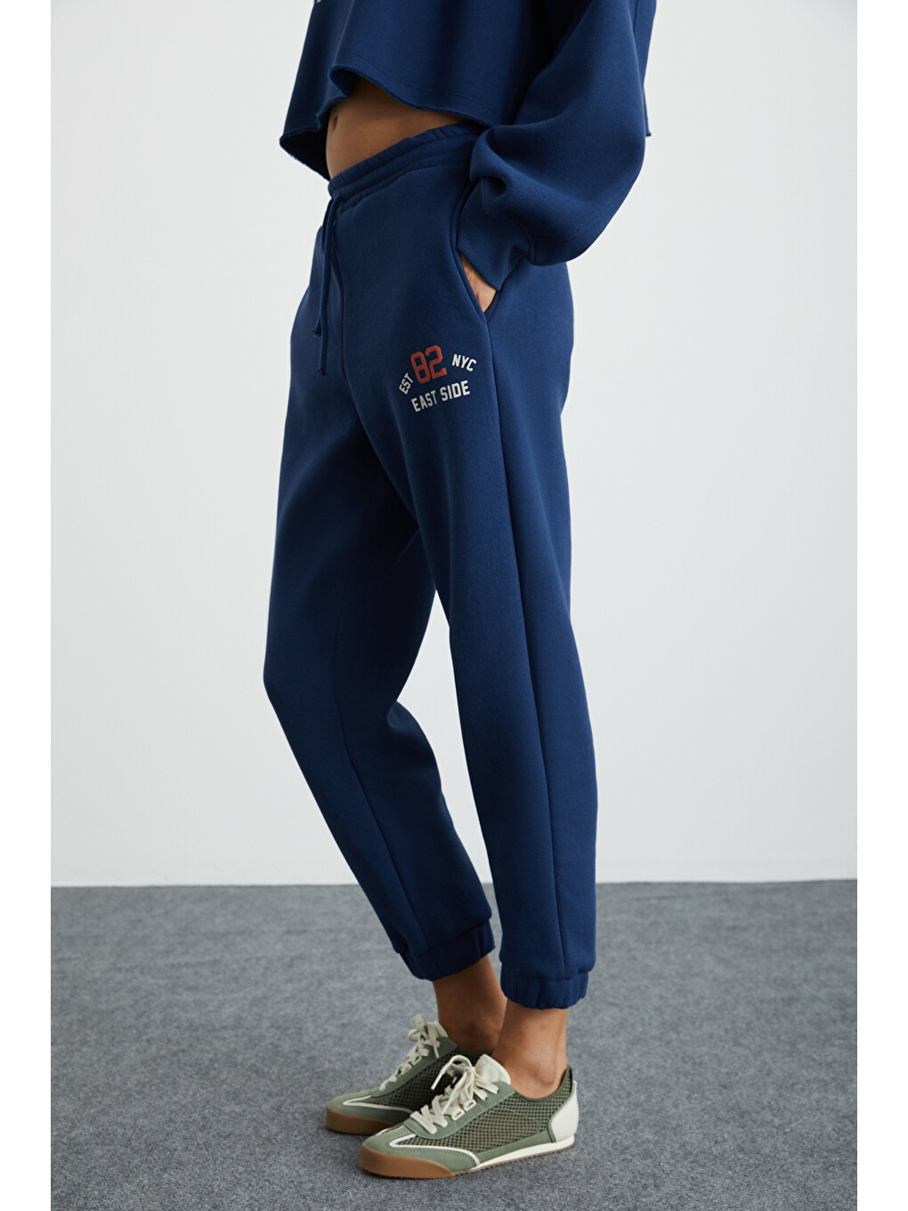 Gloryy Kadın Comfort Fit Baskı Detaylı Lastikli Paça Organik Pamuklu Lacivert Eşofman Takımı-4
