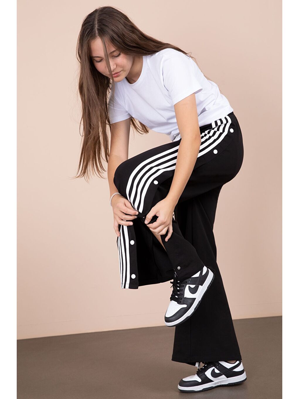Siyah Şeritli Çıtçıt Kapama Geniş Paça Kız Çocuk Beli Lastikli Eşofman Altı 23281-3
