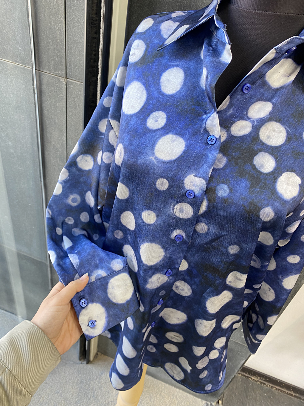 Lacivert Oversize Kalıp Batik Desenli Puantiyeli Saten Gömlek-8