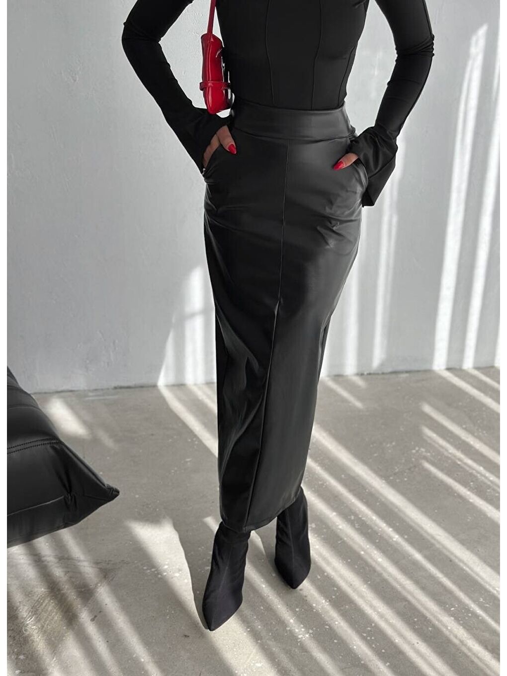 Siyah Arkadan Yırtmaçlı Deri Kalem Etek