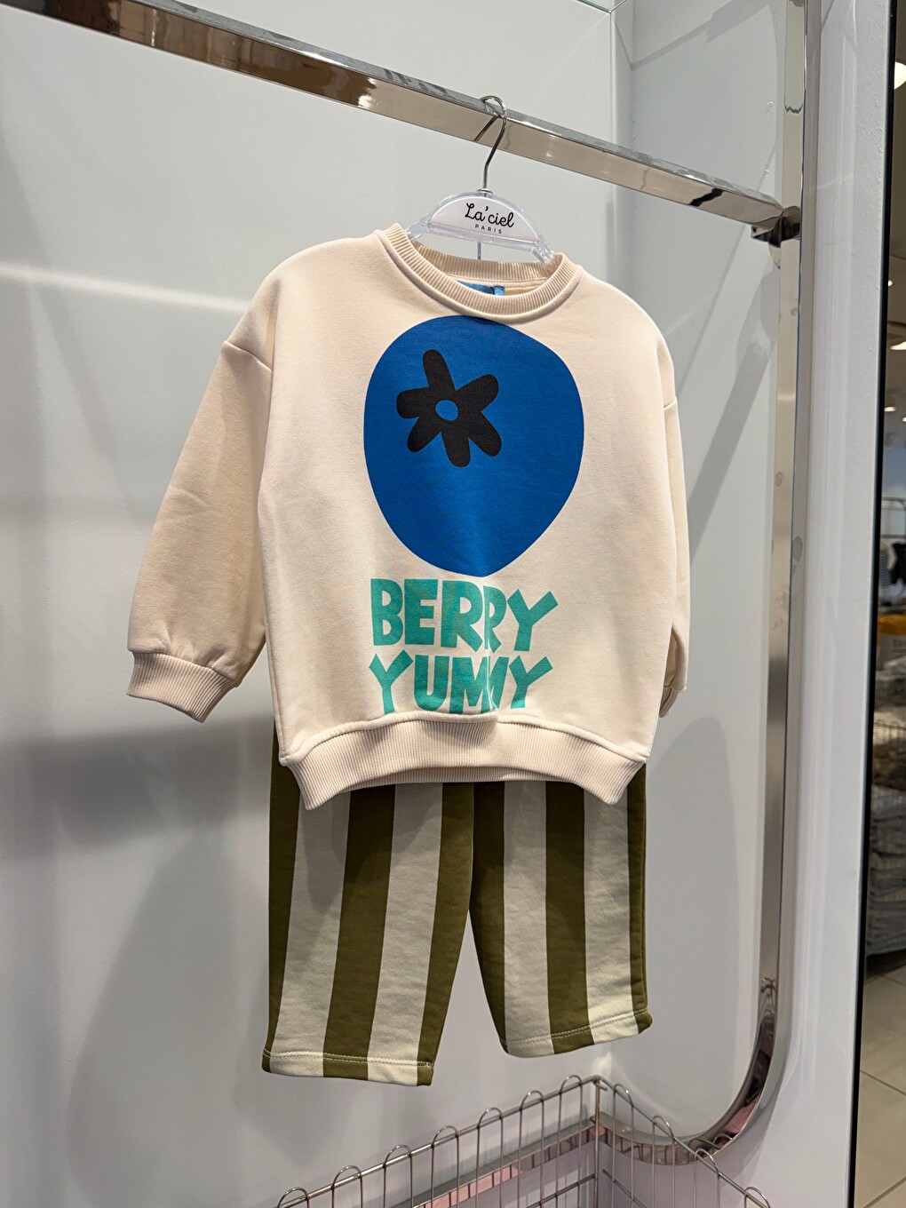 Karışık Çocuk Yaban Mersini Baskılı Ekru Sweatshirt Ve Yeşil Çizgili Eşofman Takımı-1