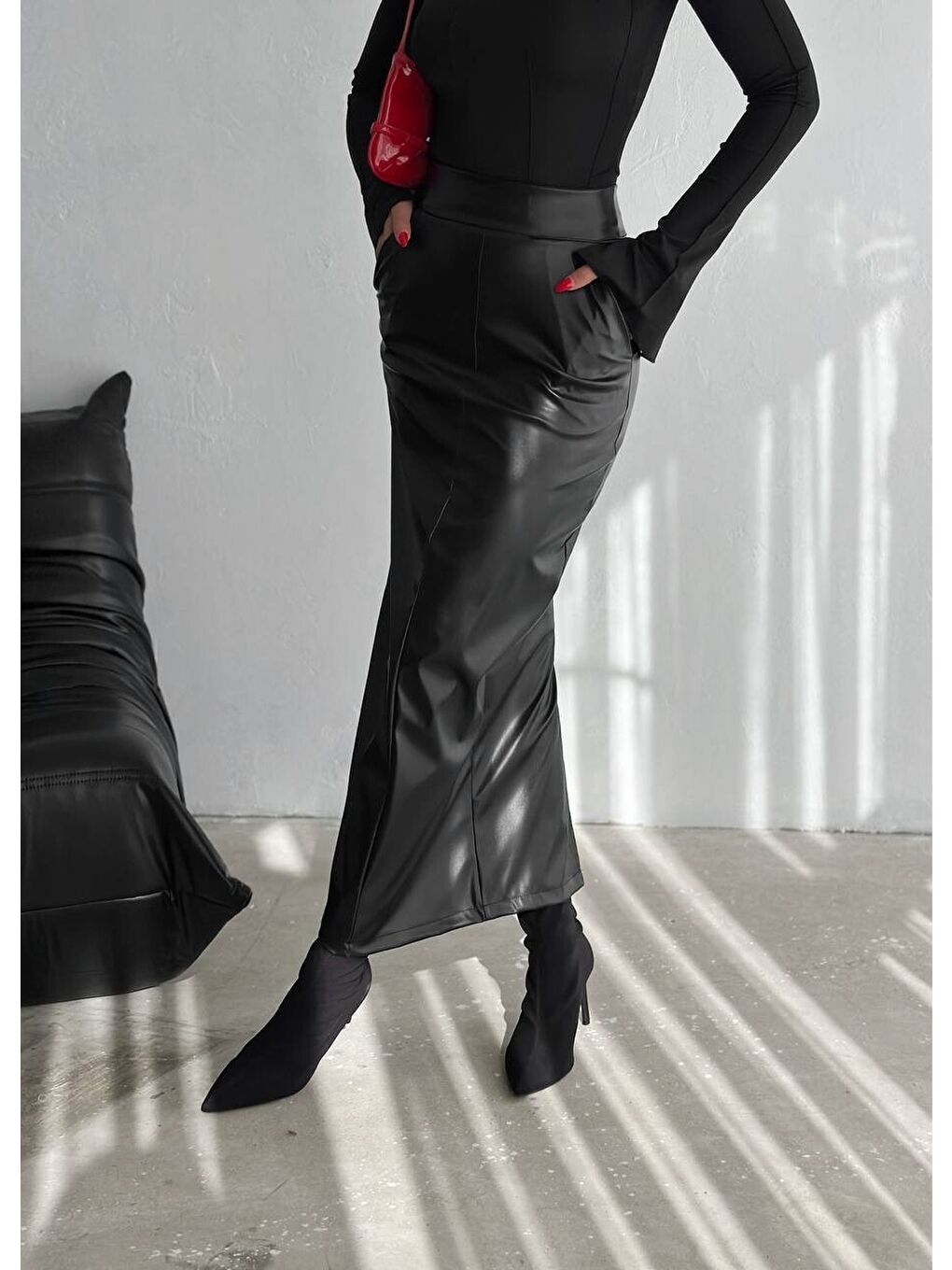 Siyah Arkadan Yırtmaçlı Deri Kalem Etek-1