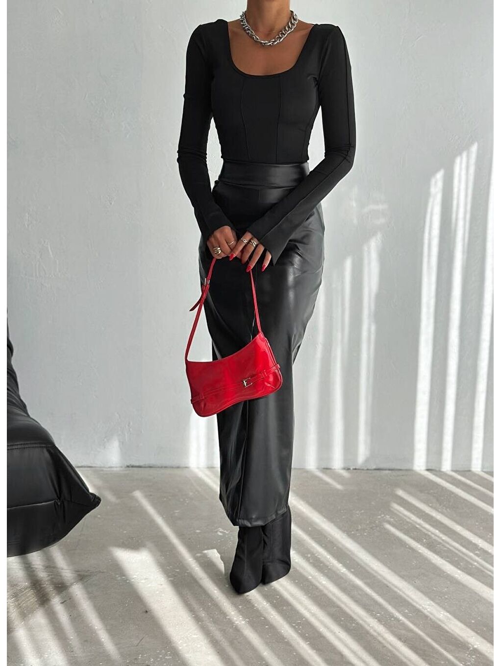 Siyah Arkadan Yırtmaçlı Deri Kalem Etek-2