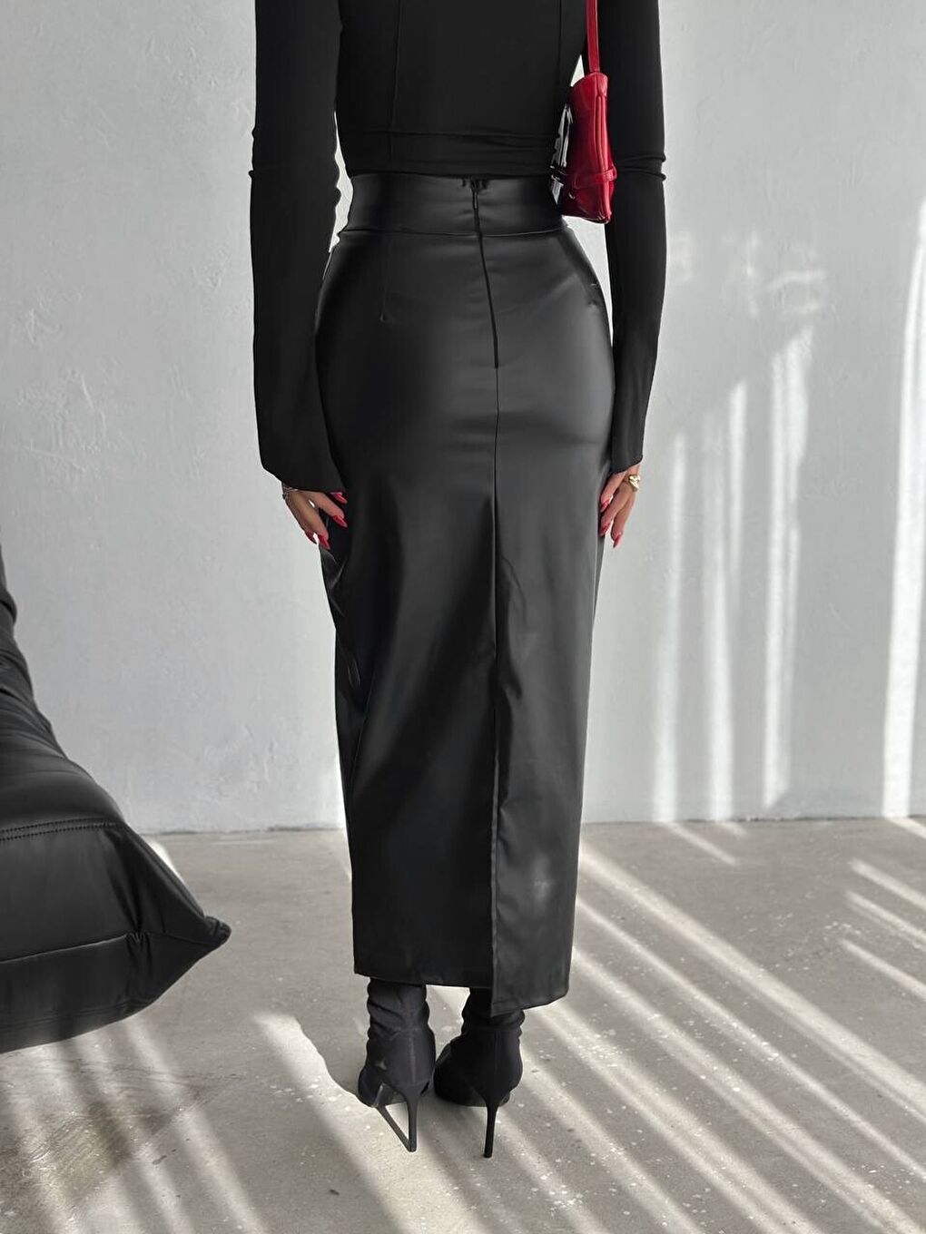 Siyah Arkadan Yırtmaçlı Deri Kalem Etek-3