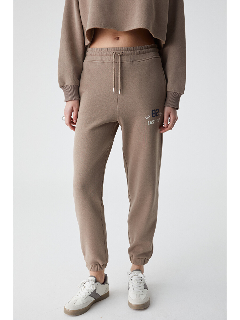 Gloryy Kadın Comfort Fit Baskı Detaylı Lastikli Paça Organik Pamuklu Açık Kahverengi Eşofman Takımı-2