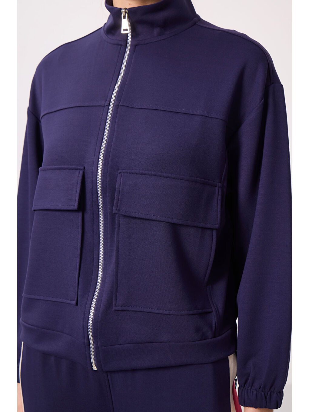 Koyu Mor Yumuşak Dokulu Dik Yaka Oversize Kargo Cepli Kadın Crop Top Sweatshirt - 97301-1