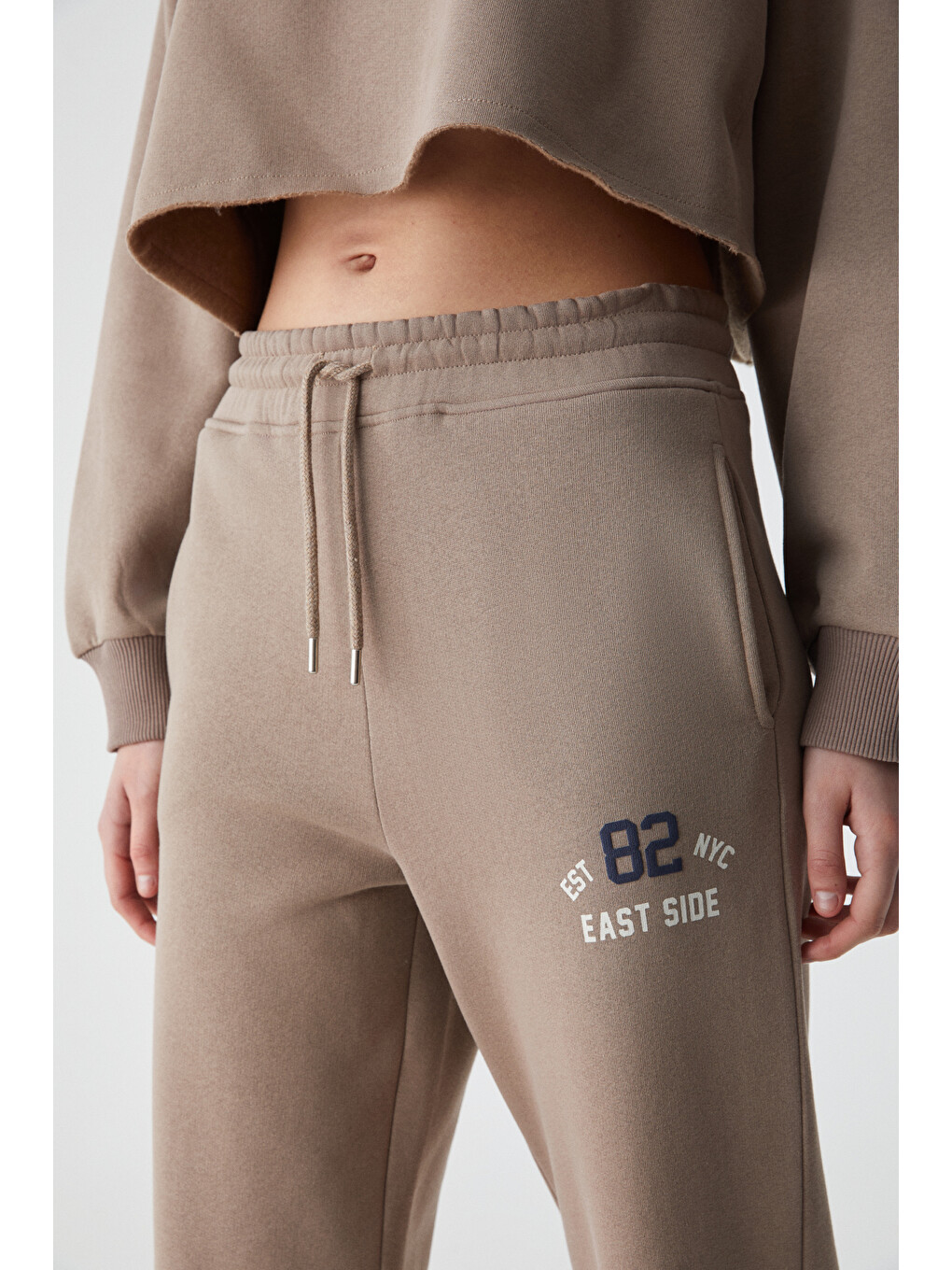 Gloryy Kadın Comfort Fit Baskı Detaylı Lastikli Paça Organik Pamuklu Açık Kahverengi Eşofman Takımı-3