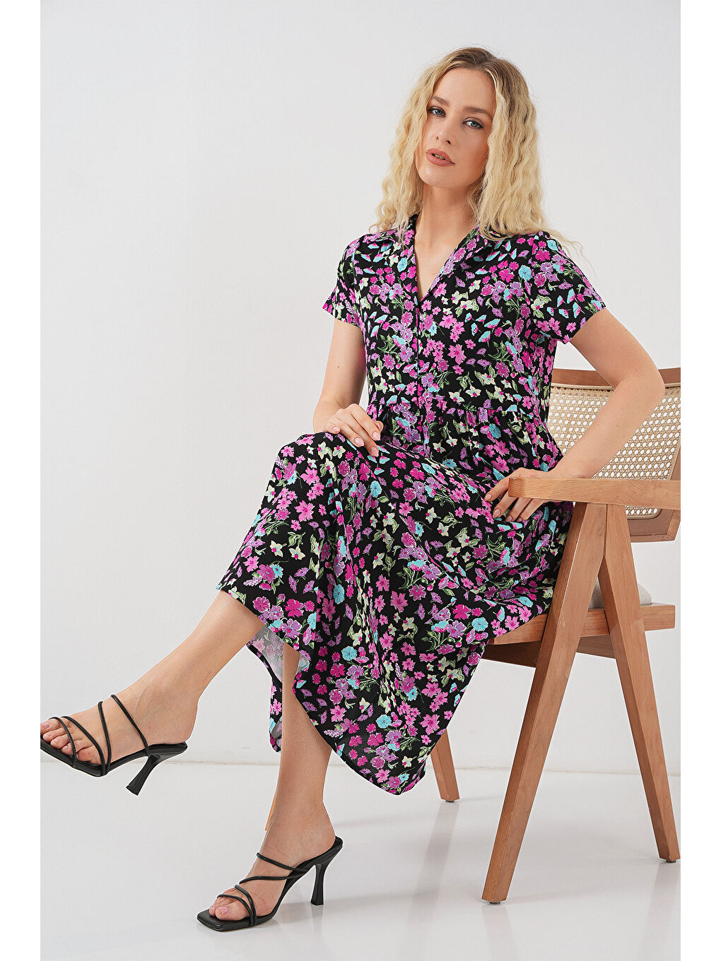 Kadın Boydan Düğmeli Kısa Kol Çiçekli Elbise 2561 - Siyah-2