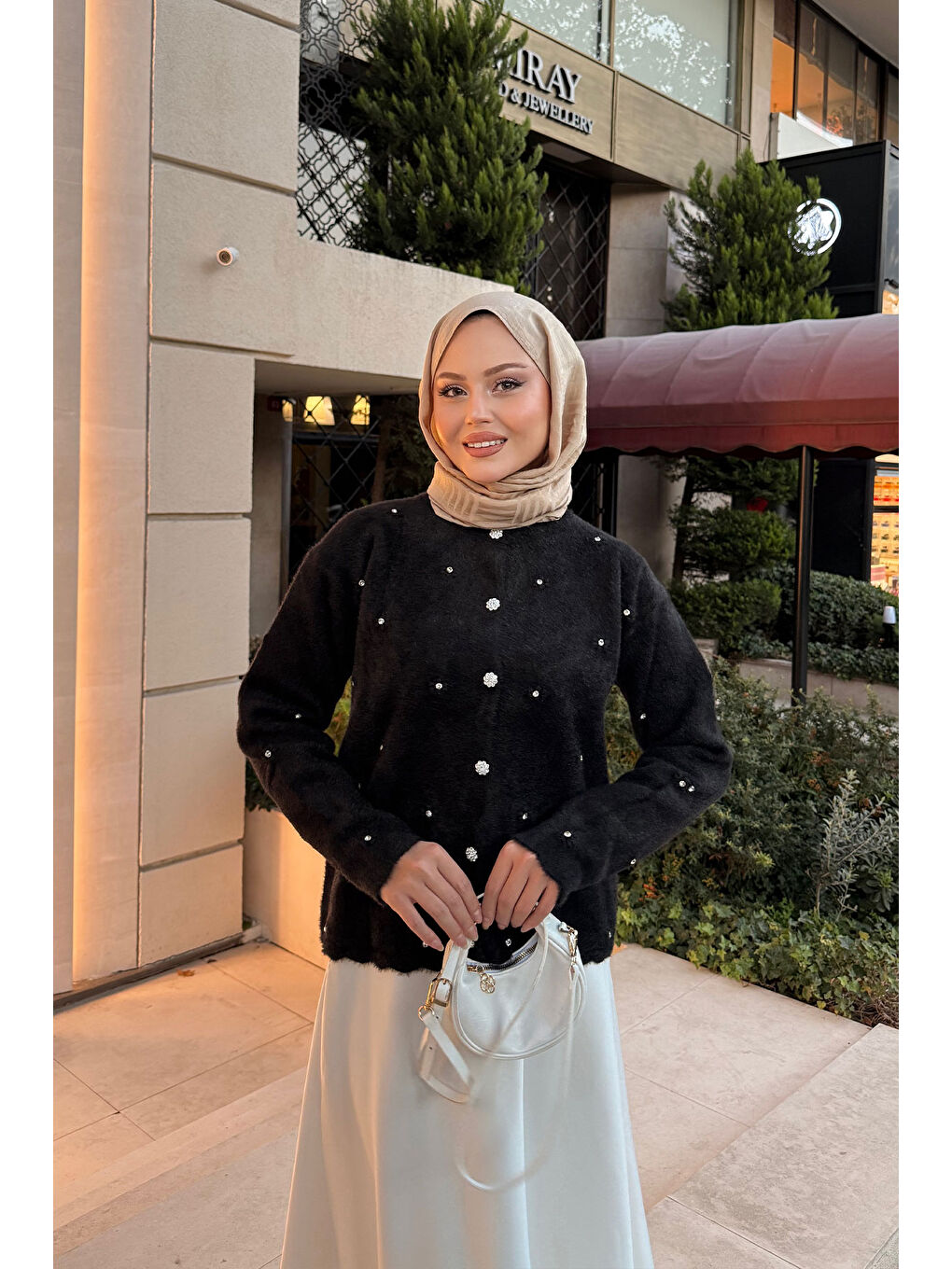 Kadın Taşlı Çiçek Düğmeli Hırka Siyah-1