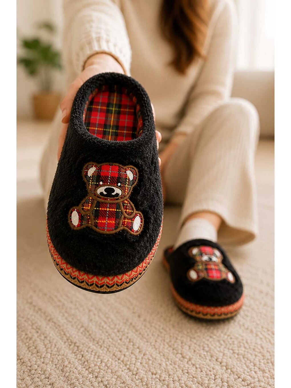Siyah Unisex, Ekose Desenli, Ayı Figürlü, Yumuşak, Pelüş Kışlık Ev Terliği-4