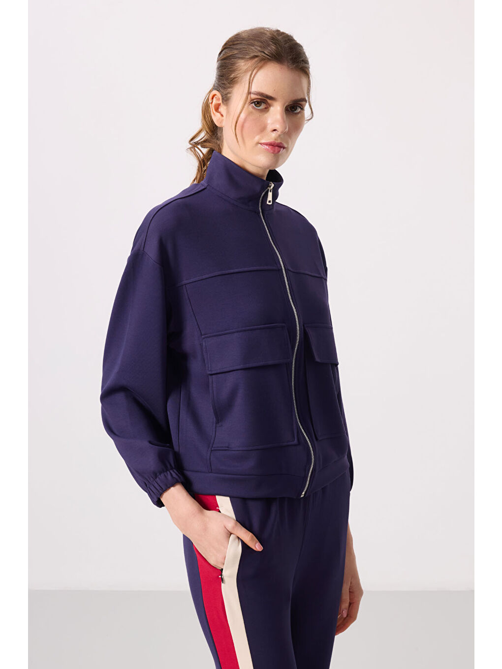 Koyu Mor Yumuşak Dokulu Dik Yaka Oversize Kargo Cepli Kadın Crop Top Sweatshirt - 97301-3