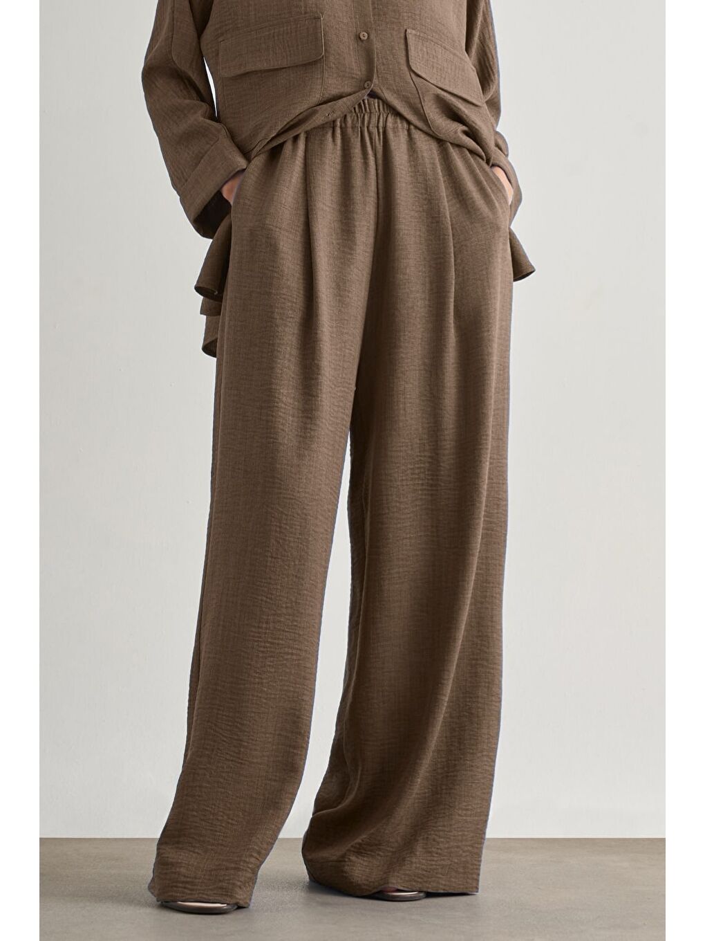 Keten Dokulu Beli Lastikli Kahverengi Bol Kesim Pantolon