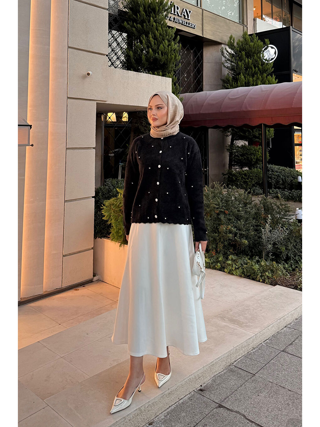 Kadın Taşlı Çiçek Düğmeli Hırka Siyah-3