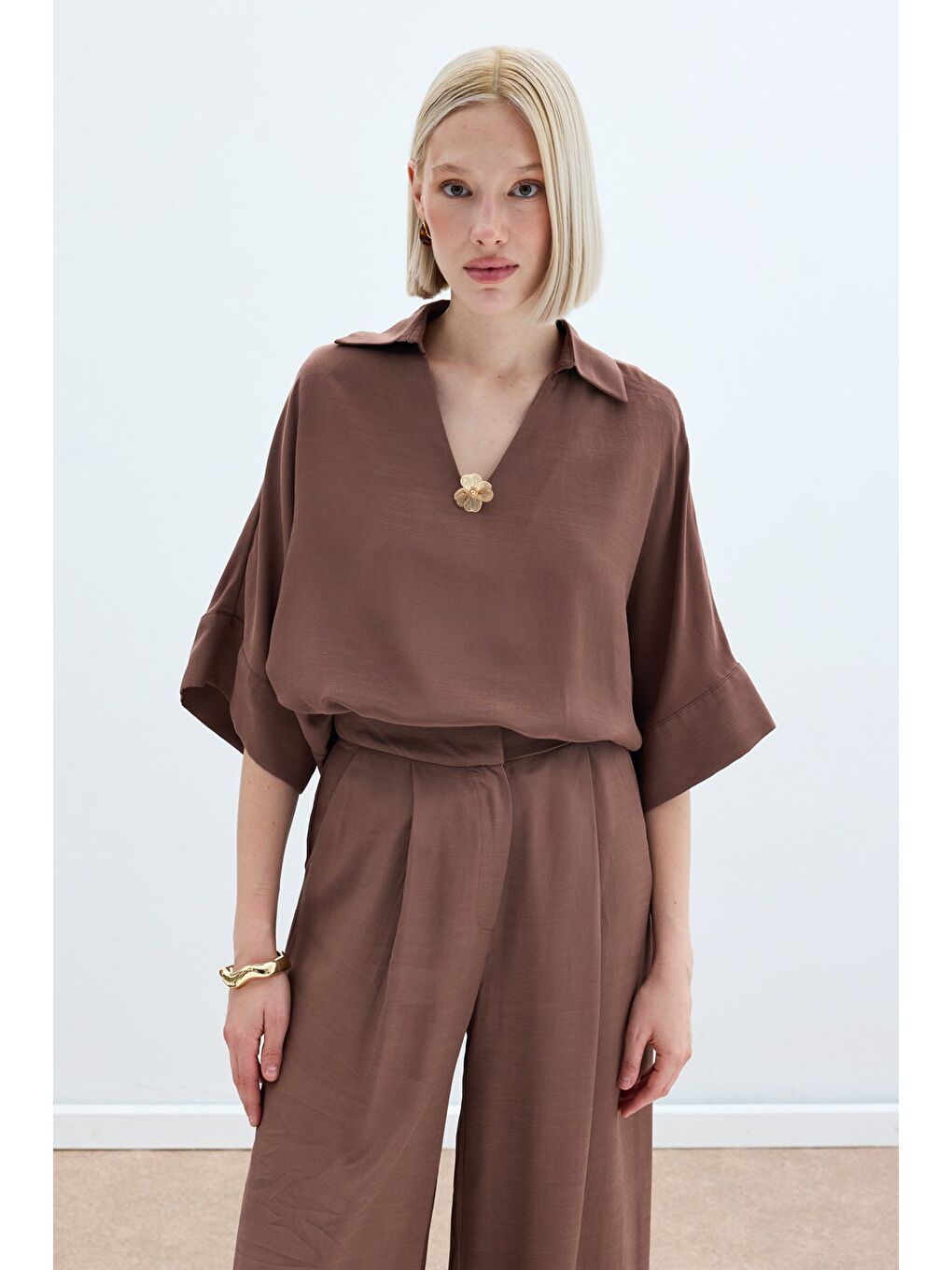 Kahverengi Aksesuarlı Salaş Bluz - Kahve-1