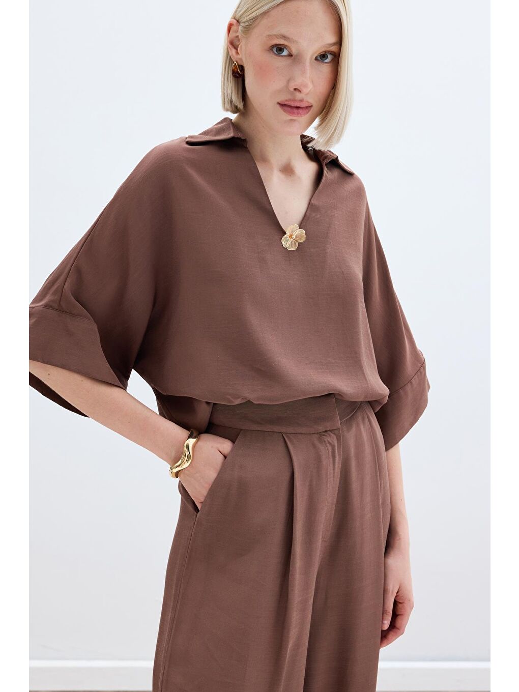 Kahverengi Aksesuarlı Salaş Bluz - Kahve-2