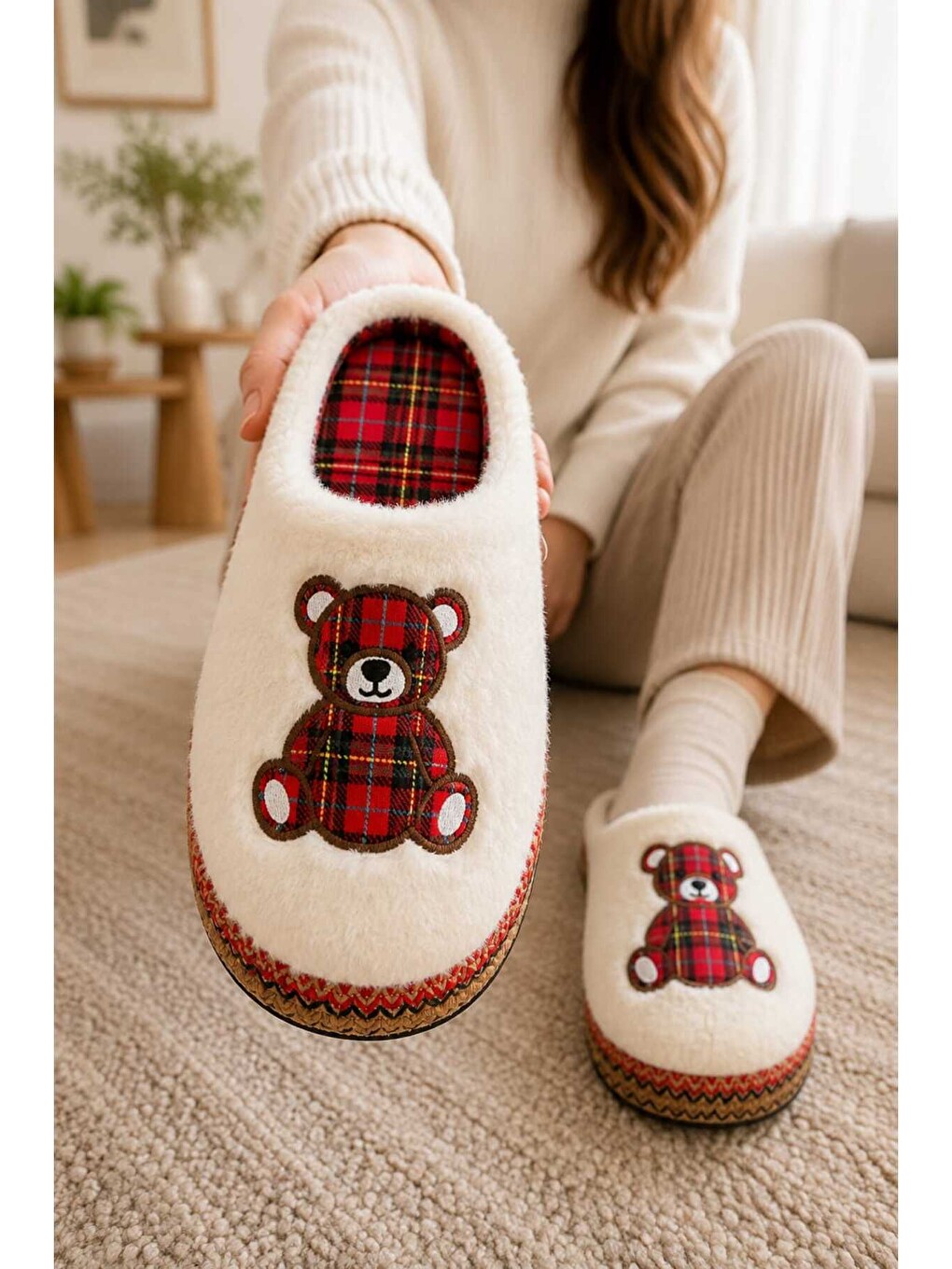 Ekru Unisex, Ekose Desenli, Ayı Figürlü, Yumuşak, Pelüş Kışlık Ev Terliği-2