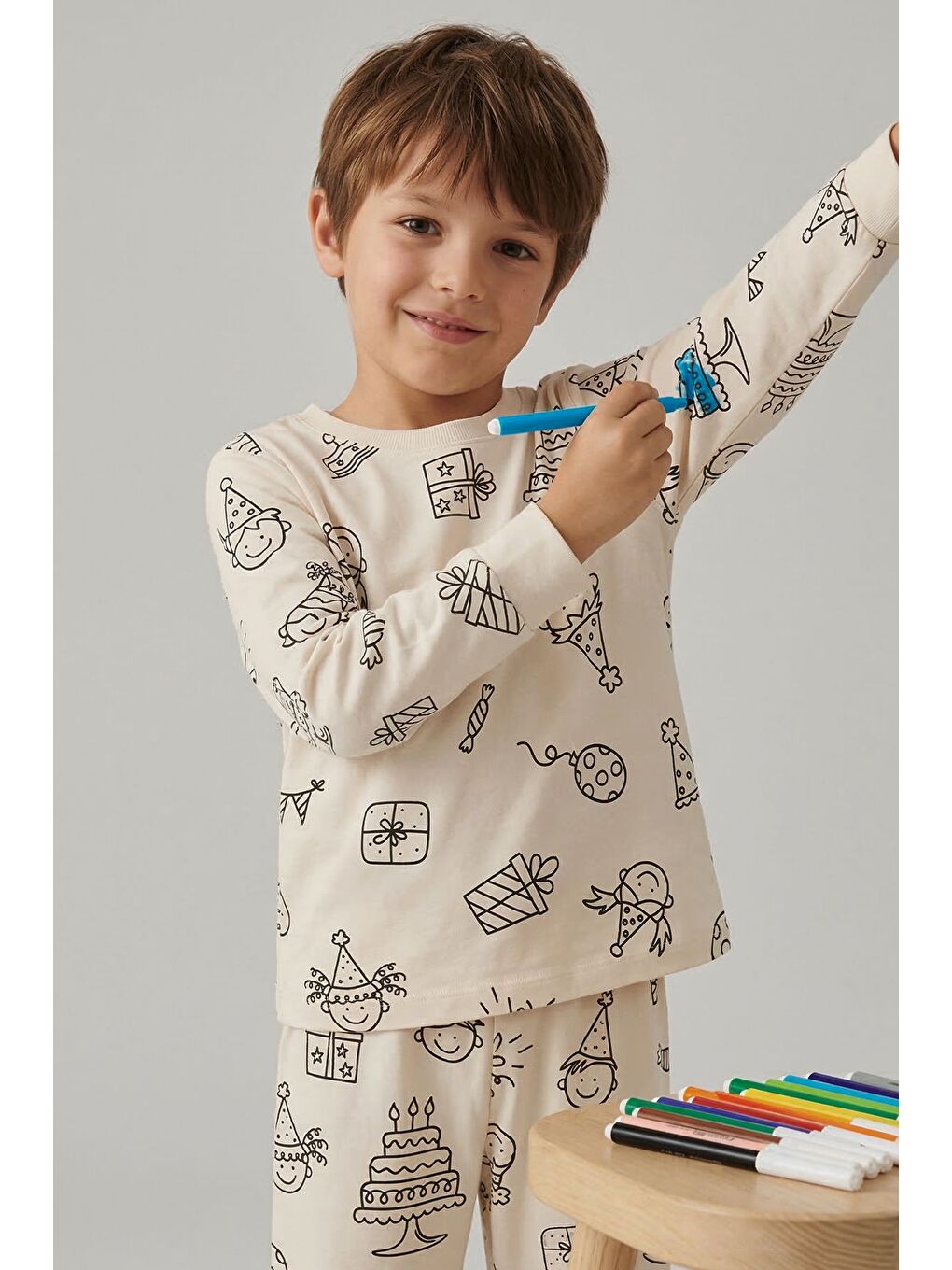 Ekru Boyanabilir Doğum Günü Temalı Çocuk Pijama Takımı – Yıkanabilir 6-Lı Kalem Hediyeli