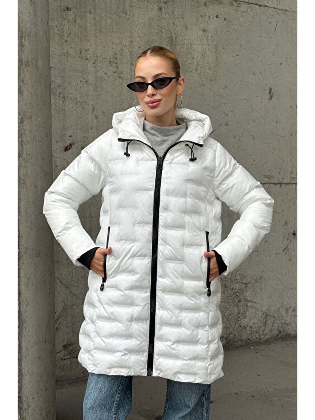 Beyaz Kapitoneli Fermuarlı Kapüşonlu Uzun Şişme Mont-1